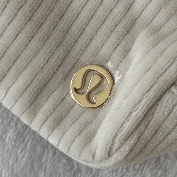 NWT Lululemon Everywhere Belt Bag Corduroy, Bone/Gold, 1L - Picture 10 of 13